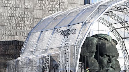 El gran espectáculo inaugural tendrá lugar el sábado por la noche en el Monumento a Marx; ya se ha montado el escenario principal / Foto: Hendrik Schmidt/dpa