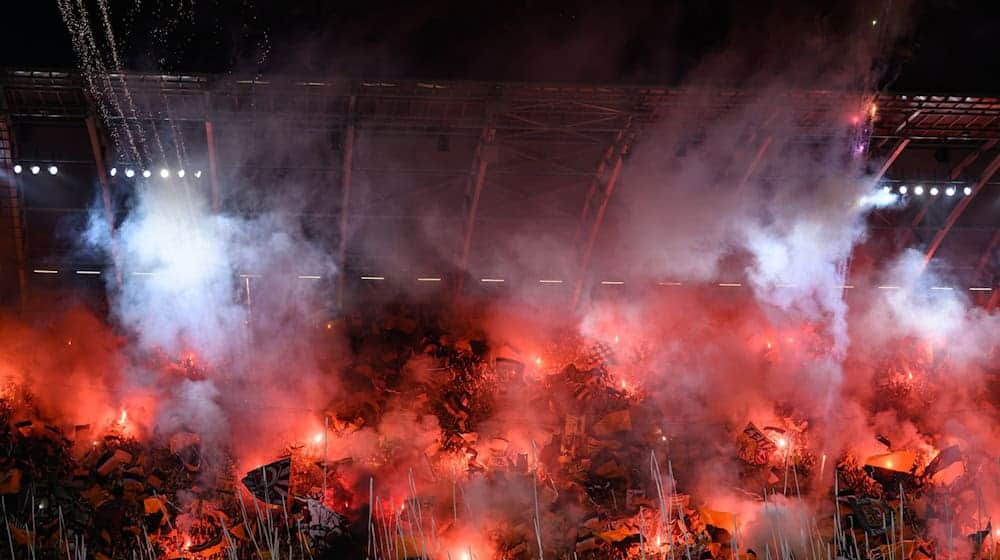 Los aficionados del Dynamo han vuelto a provocar que el club de tercera división de Dresde tenga que pagar una cuantiosa multa con pirotecnia. / Foto: Robert Michael/dpa