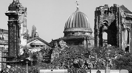 Dresden wurde im Februar 1945 Ziel von britischen und amerikanischen Bomber erheblich zerstört. (Archivbild) / Foto: picture alliance / dpa