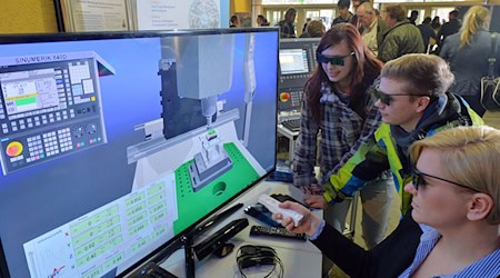 Die Hochschulen in Sachsen zeigen in Experimenten und Vorträgen, welche Studienmöglichkeiten es gibt. (Archivbild) / Foto: picture alliance / ZB