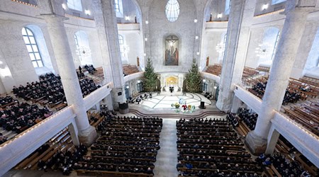 Teilnehmer des Gedenkgottesdienstes der sächsischen Polizei für den vor drei Wochen im Dienst getöteten Polizisten Maximilian Stoppa sitzen in der Kreuzkirche auf ihren Plätzen. / Foto: Sebastian Kahnert/dpa