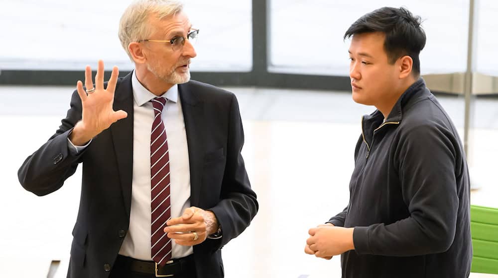 Innenminister Schuster erkundigt sich nach Befinden des Linke-Politikers Nam Duy Nguyen. / Foto: Robert Michael/dpa