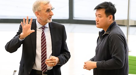 Innenminister Schuster erkundigt sich nach Befinden des Linke-Politikers Nam Duy Nguyen. / Foto: Robert Michael/dpa