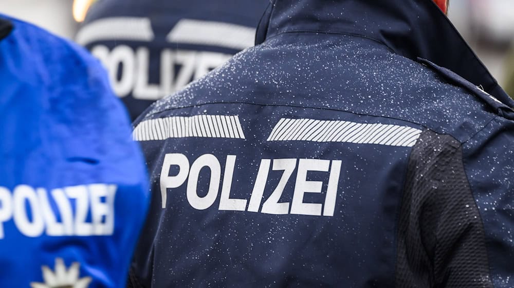 Bis Ende Juni 2024 muss das Polizeivollzugsdienstgesetzes laut einer Entscheidung des sächsischen Verfassungsgerichtshofes angepasst werden (Symbolbild). / Foto: Robert Michael/dpa