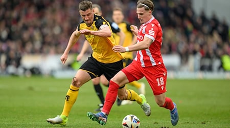 Dynamo's Stefan Kutschke (l) against Cottbus' Erik Engelhardt / Photo: Robert Michael/dpa/ZB