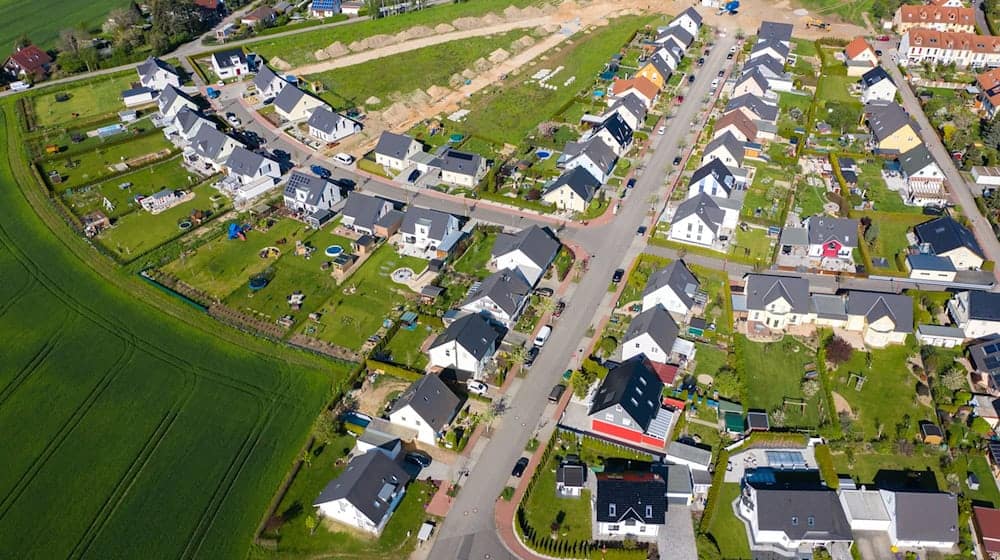 Anyone who owns land or a property must pay property tax. (Archive image) / Photo: Jan Woitas/dpa/dpa-tmn