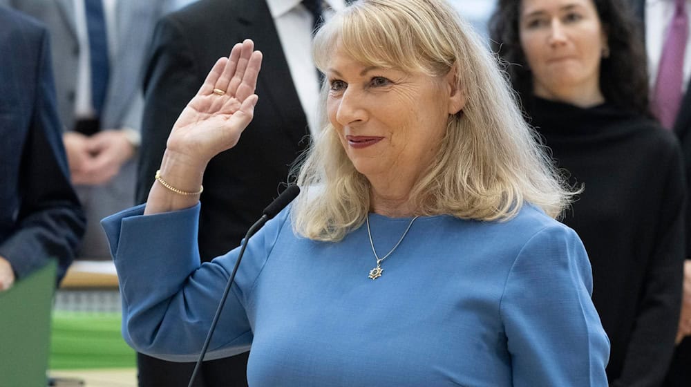 Sachsens Vize-Ministerpräsidentin Petra Köpping (SPD) sagt, in der Asyldebatte dürfe man keinen Zweifel an der gemeinsamen Haltung gegenüber Radikalen aufkommen lassen. (Archivbild). / Foto: Sebastian Kahnert/dpa