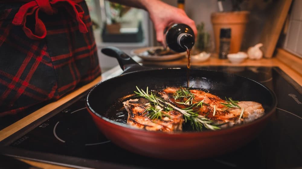 Ein Kotelett in der Pfanne. Die Meißner essen immer noch gern Fleisch. Foto: NGGTobias Seifert