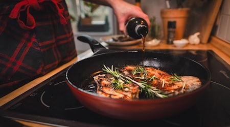 Ein Kotelett in der Pfanne. Die Meißner essen immer noch gern Fleisch. Foto: NGGTobias Seifert