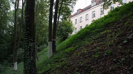 Kretschmer napomina při wopomnjenskej swjatočnosći za NS-wopory k stražliwosći. (Archivbild) / Foto: Arno Burgi/dpa