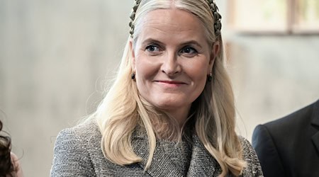 Płaći jako zahorjena čitarka a přińdźe k Lipšćanskim knižnym wikam: norwegska krónprincowka Mette-Marit. (Archivbild) / Foto: Jens Kalaene/dpa