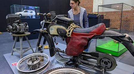 Eine zerlegte MZ aus dem Deutschen Enduro Museum Zschopau wird beim «Museumcircle» der Kulturhauptstadtregion gezeigt.  / Foto: Hendrik Schmidt/dpa