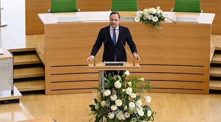 Landtagspräsident Alexander Dierks ruft dazu auf, die Demokratie zu schützen. / Foto: Robert Michael/dpa