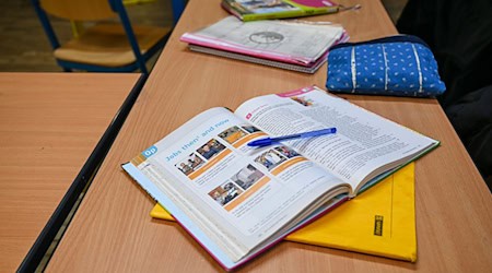 The Left Party in the Saxon state parliament is calling for a rapid reduction in the workload of teachers. (Symbolic image) / Photo: Jens Kalaene/dpa