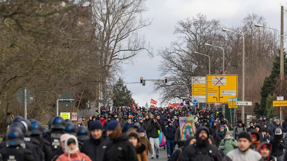 Ermittlungen gegen Riesaer wegen Angriffs auf Beamte bei Protest gegen AfD-Bundesparteitag in Riesa / Foto: Daniel Wagner/dpa