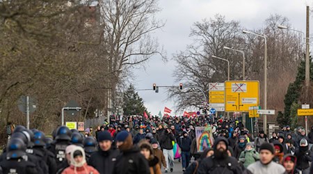 Ermittlungen gegen Riesaer wegen Angriffs auf Beamte bei Protest gegen AfD-Bundesparteitag in Riesa / Foto: Daniel Wagner/dpa