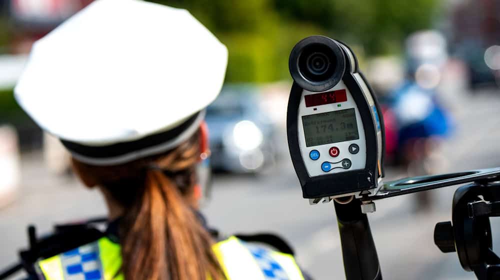 During a speed check on the A72, the police detected numerous violations. (Symbolic image) / Photo: Daniel Bockwoldt/dpa