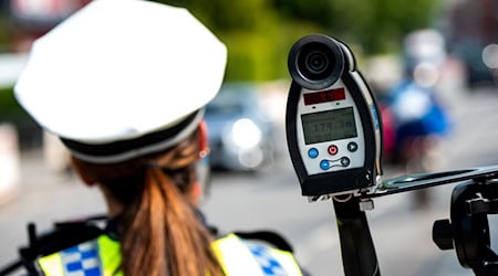 During a speed check on the A72, the police detected numerous violations. (Symbolic image) / Photo: Daniel Bockwoldt/dpa