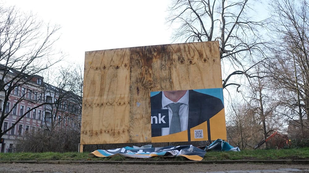 Damaged CDU election poster in Leipzig. Many posters are affected by vandalism. / Photo: Sebastian Willnow/dpa