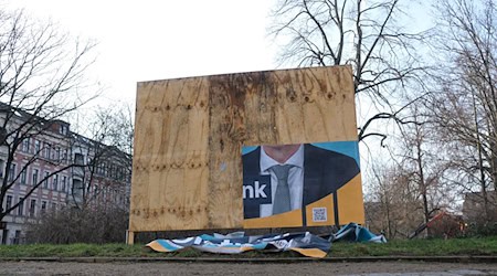 Wobškodźeny wólbny plakat CDU w Lipsku. Wot wandalizma je wjele plakatow potrjechenych. / Foto: Sebastian Willnow/dpa