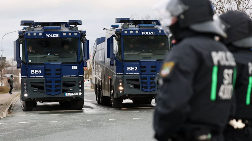 Die Polizei war in Riesa mit einem Großaufgebot vor Ort (Archivbild). / Foto: Jan Woitas/dpa