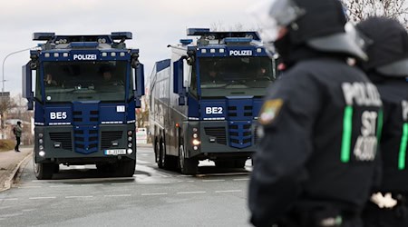 Die Polizei war in Riesa mit einem Großaufgebot vor Ort (Archivbild). / Foto: Jan Woitas/dpa