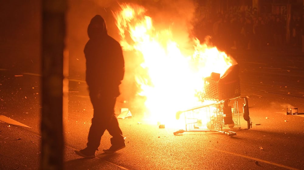 Silvester brachte zahlreiche Einsätze. Es brannte in Wohnhäusern, Garagen und Fahrzeugen. / Foto: Sebastian Willnow/dpa