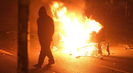 Silvester brachte zahlreiche Einsätze. Es brannte in Wohnhäusern, Garagen und Fahrzeugen. / Foto: Sebastian Willnow/dpa