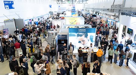 Mehr als 550 Aussteller präsentieren sich auf der Jobmesse «KarriereStart» (Archivbild) / Foto: Sebastian Kahnert/dpa