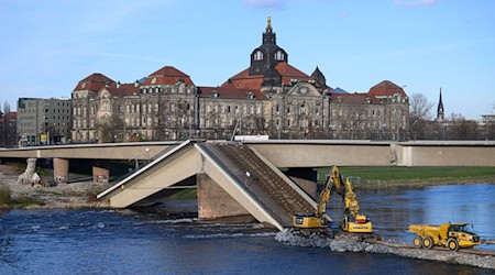 The demolition of Dresden's Carola Bridge is now being supervised by a munitions expert.(archive photo) / Photo: Robert Michael/dpa