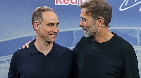 Oliver Mintzlaff (l) hat das Club-Netzwerk mit erschaffen, für das Jürgen Klopp nun verantwortlich ist. / Foto: Jan Woitas/dpa