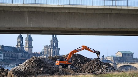 A component of Dresden's Carola Bridge is still missing.  / Photo: Robert Michael/dpa