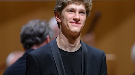 Der kanadische Pianist Jan Lisiecki wurde wie ein Popstar gefeiert (Archivbild). / Foto: Robert Michael/dpa