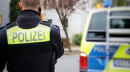 Polizist und Polizeieinsatzwagen