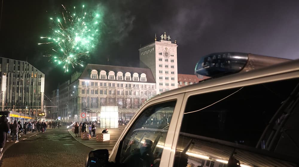 So friedlich wie am Augustusplatz feierten nicht alle in Leipzig das neue Jahr. / Foto: Sebastian Willnow/dpa