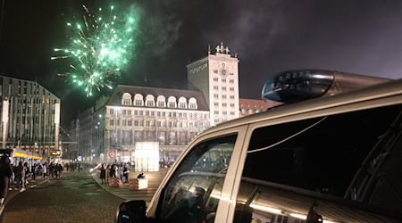 So friedlich wie am Augustusplatz feierten nicht alle in Leipzig das neue Jahr. / Foto: Sebastian Willnow/dpa