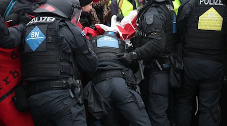 Laut Polizei wurden sechs Beamte leicht verletzt. / Foto: Jan Woitas/dpa