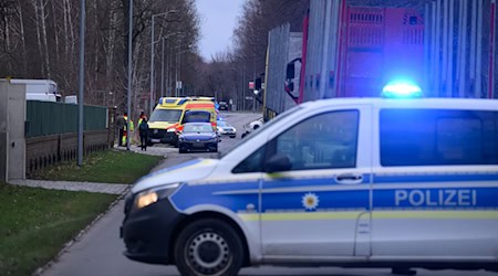 Der Tod eines sächsischen Polizisten bei einem Einsatz in Südbrandenburg hat große Anteilnahme ausgelöst. Der Beamte wurde bei der Fahndung nach Autodieben überfahren.  / Foto: Robert Michael/dpa