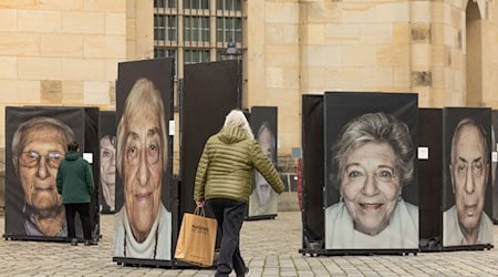 Bilder von Überlebenden der NS-Verfolgung sind mitten im Dresdner Innenstadttrubel zu sehen.  / Foto: Jürgen Lösel/dpa