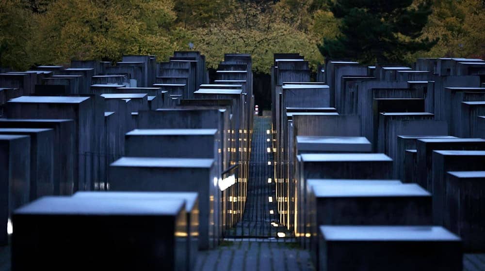 In Sachsen gibt es Protest dagegen, dass die AfD am Veranstaltungen zum Holocaust-Gedenktag teilnimmt. (Archivbild) / Foto: Carsten Koall/dpa