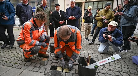 Ten temporary Stumbling Stones from Zeitz have now arrived at the museum. (Archive photo) / Photo: Heiko Rebsch/dpa