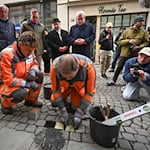 Zehn provisorische Stolpersteine aus Zeitz sind jetzt ins Museum gekommen. (Archivbild) / Foto: Heiko Rebsch/dpa