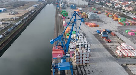 Der Einsturz der Carolabrücke stellt den Binnenhafen Riesa vor große Herausforderungen. / Foto: Sebastian Kahnert/dpa