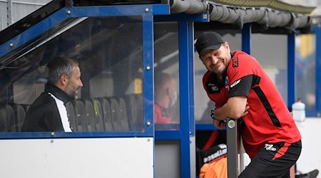 Im Bundesliga-Spitzenspiel treffen Marco Rose (l) und Steffen Baumgart aufeinander, dann können sie sich über alte Zeiten austauschen. / Foto: Ina Fassbender/AFP-Pool/dpa