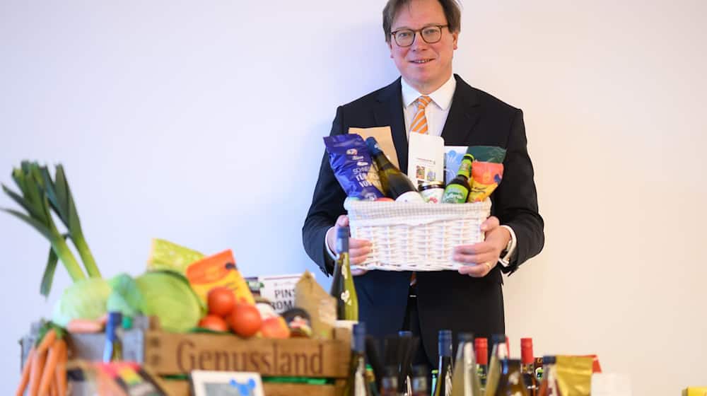 El Ministro de Agricultura de Sajonia, Georg-Ludwig von Breitenbuch, se congratula de que las delicias culinarias sajonas estén representadas en la Semana Verde / Foto: Robert Michael/dpa