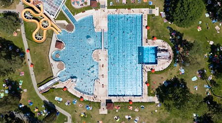 Saxony's swimming pools draw a positive balance (archive photo). / Photo: Sebastian Kahnert/dpa