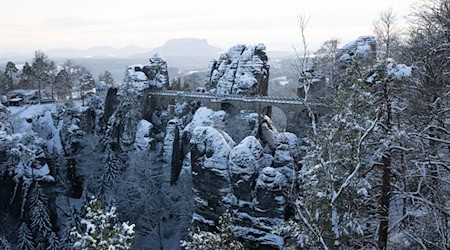 The Bastei Bridge in the Saxon Switzerland National Park. The region is also recommended as a tourist paradise in winter (archive photo). / Photo: Sebastian Kahnert/dpa