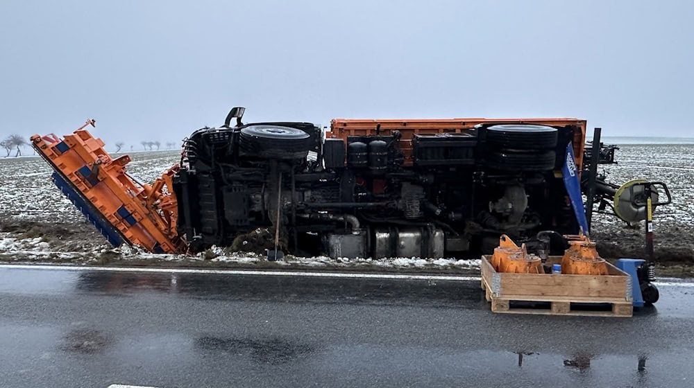 Im Ortsteil Kemnitz ist ein Winterdienstfahrzeug von der Fahrbahn abgekommen und umgekippt. / Foto: Danilo Dittrich/dpa