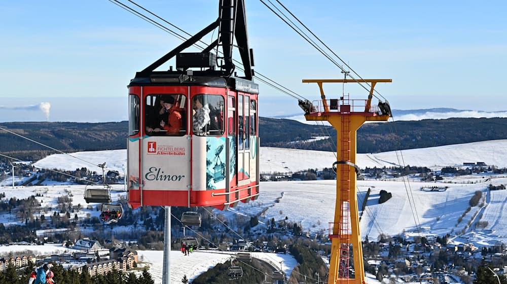 Die Skigebiete im Erzgebirge locken am Wochenende Schneesportbegeisterte. (Archivbild) / Foto: Hendrik Schmidt/dpa