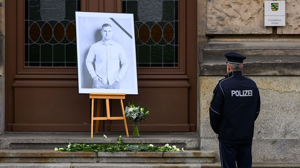 Gedenken vor der Polizeidirektion in Dresden. Der Polizist Maximilian Stoppa wurde am 7. Januar bei einem Einsatz gegen mutmaßliche Autodiebe getötet. / Foto: Robert Michael/dpa